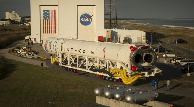 オービタルATK社のアンタレスロケットが補給ミッションのため打ち上げ台へ。
