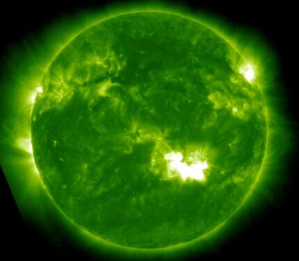 太陽フレアが起こっている様子　スペースドア SPACEDOOR