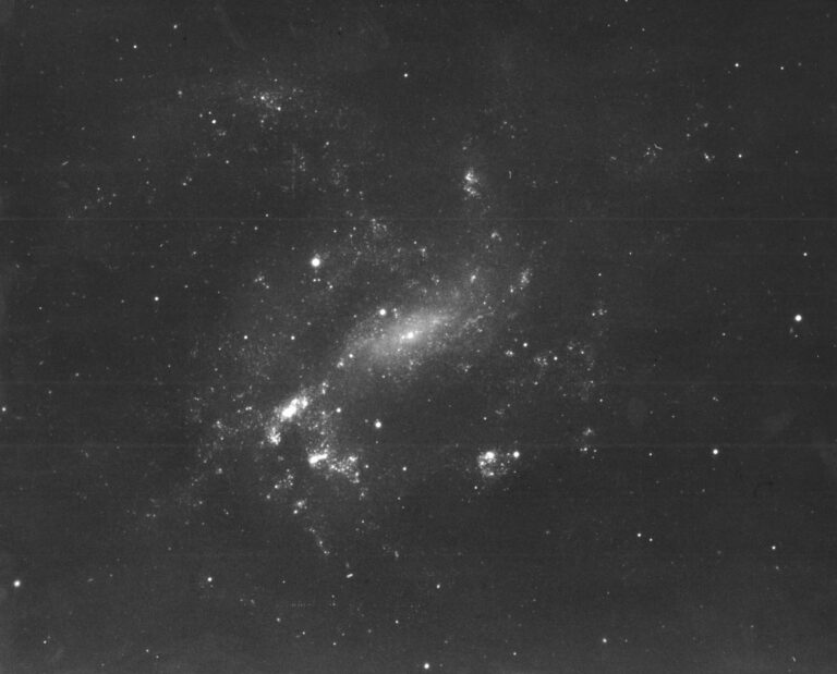 宇宙用語集生成AI カスタム Gem 思考プロセスを表示 My initial search has yielded a wealth of information about Seyfert galaxies. I have found clear, easy-to-understand explanations, as well as more detailed and technical information. Key characteristics, the role of the active galactic nucleus (AGN) and the supermassive black hole, the classification into Type 1 and Type 2, and the historical context of their discovery by Carl Seyfert are all covered. I also have enough information to identify key terms and their English translations. Therefore, I have sufficient information to proceed with generating the complete response as requested by the user. I do not need further search actions. I will now proceed with generating the image and composing the different text components (detailed explanation, "more details" section, keyword list, webpage description, and X post). Seyfert Galaxy (セイファート銀河) Image Credit : NASA