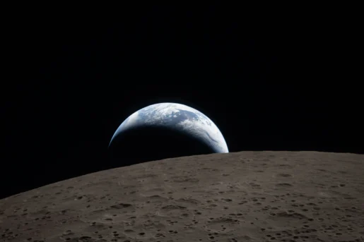4月6日に月面フライバイをした際にクルーが撮影した地球　Image Credit : NASA